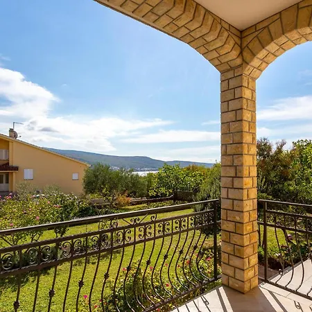 Cozy In With House Sea View Kornić